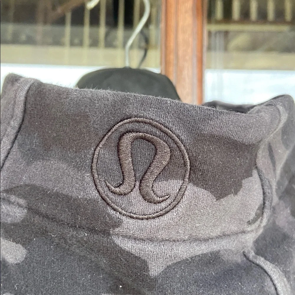 Lululemon Camo‎ Scuba Full Zip Hooded Jacket. Size 6